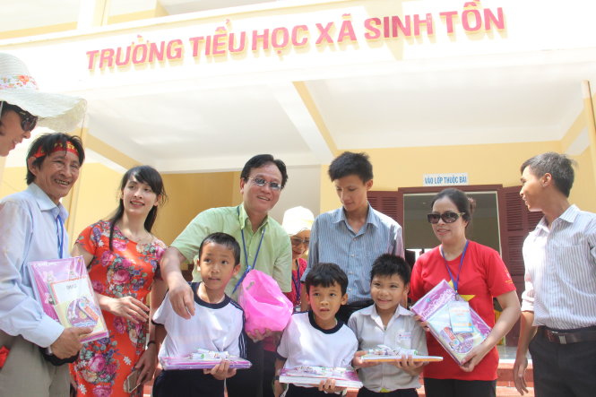 Kiều bào tặng sách vở cho học sinh tiểu học ở đảo Sinh Tồn - Ảnh: N.T.U.