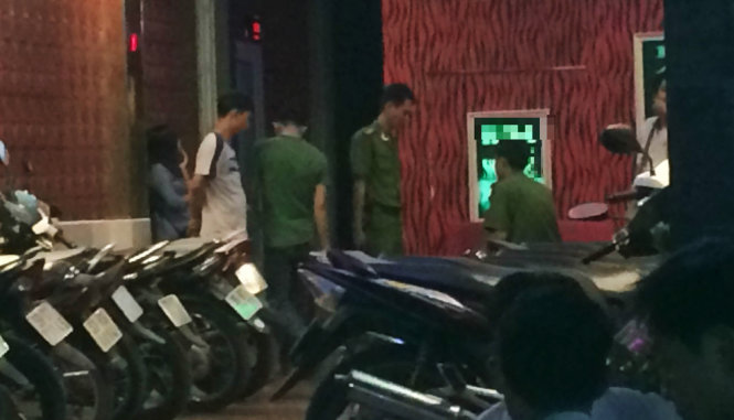 Lực lượng chức năng tại quán karaoke xảy ra vụ việc - Ảnh: Ngọc Khải