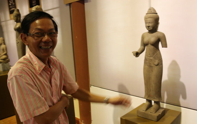Ông Nguyễn Anh Tuấn và bức tượng Quán Thế Âm độc đáo - Ảnh: THÁI LỘC