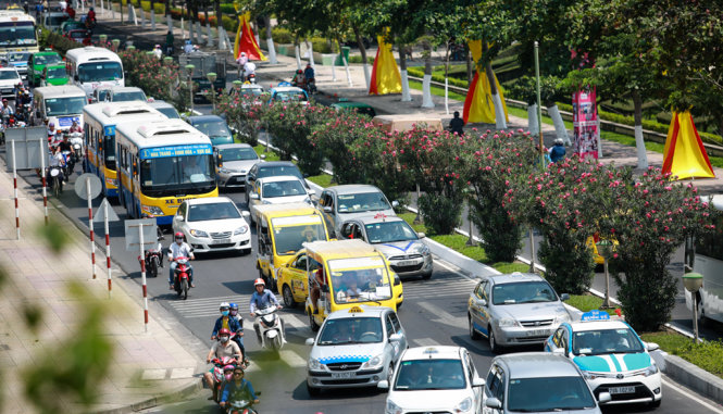Dòng xe cộ nhích từng chút một trên đường Trần Phú lúc 9g30 - Ảnh: Tiến Thành