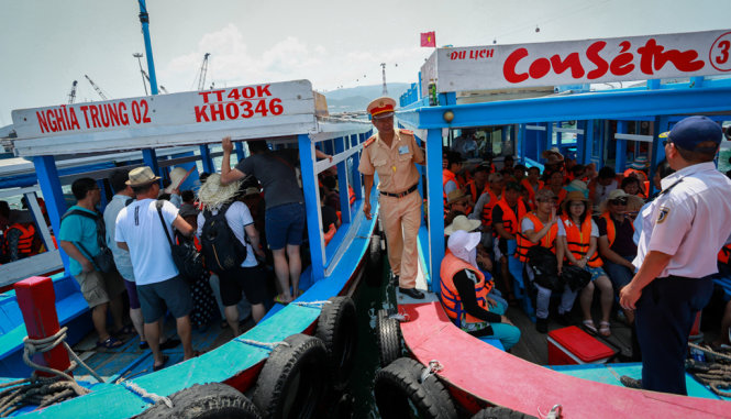 CSGT đường thủy kiểm tra tàu thuyền đưa, đón khách ra đảo - Ảnh: Tiến Thành