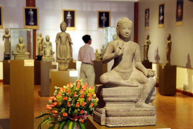 Bức tượng thể hiện đức Phật Thích Ca ngồi trên đài sen với một chân để thõng xuống dưới - Ảnh: THÁI LỘC