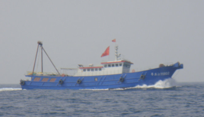 Một tàu cá Trung Quốc đánh bắt trái phép trên vịnh Bắc Bộ của Việt Nam