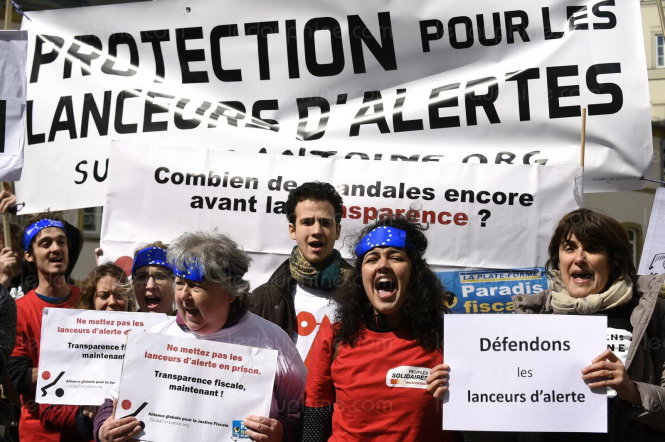 Biểu tình ủng hộ “người hùng” Antoine Deltour - Ảnh: AFP
