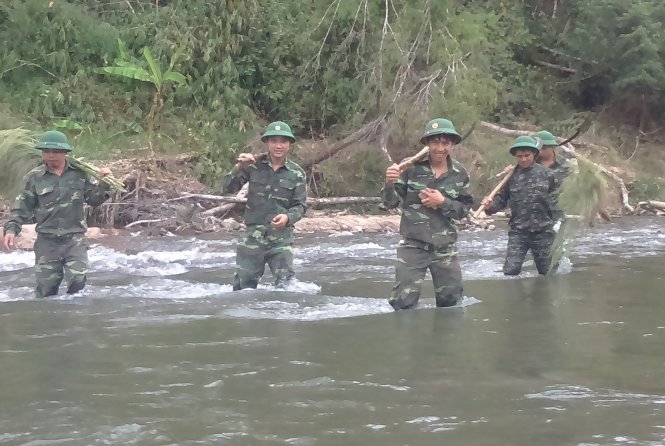 Các chiến sĩ công binh phải băng sông, lội suối nơi 
rừng già Tây nguyên để rà gỡ bom, mìn còn sót lại 
sau chiến tranh - Ảnh: Thanh Trung