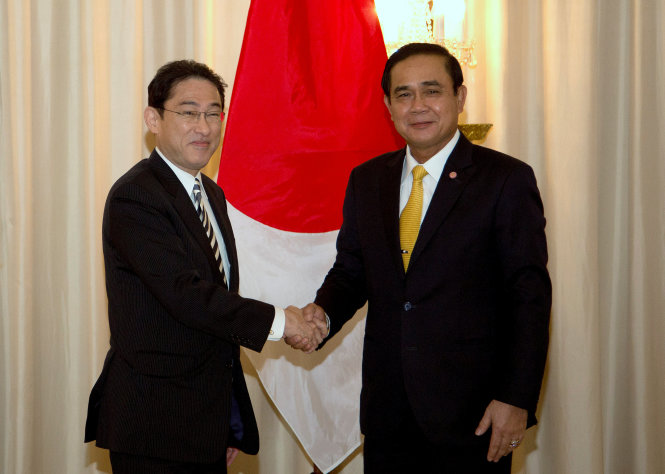 Ông Fumio Kishida (trái) gặp Thủ tướng Thái Lan Prayuth Chan-ocha ở Bangkok. Ảnh: Reuters