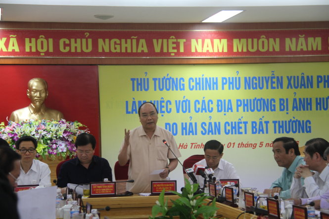 Thủ tướng Nguyễn Xuân Phúc phát biểu tại cuộc làm việc chiều 1-5 - Ảnh: Hữu Khá