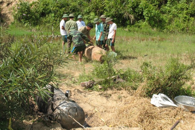 Công binh vất vả và nguy hiểm khi đối mặt với những quả bom lớn ở rừng già Campuchia - Ảnh: Thanh Trung