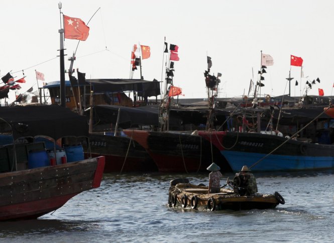 Các tàu cá ở cảng Dongfang trên đảo Hải Nam của Trung Quốc - Ảnh: Reuters