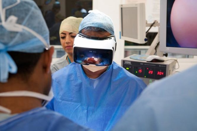 Cuộc phẫu thuật trực tuyến được có thể xem được trên kính thực tế ảo và ứng dụng VRinOR của Tiến sĩ Shafi Ahmed tại một bệnh viện tại Anh