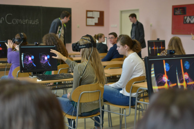 Chỉ cần ngồi trước màn hình máy tính và đeo kính thực tế ảo, sinh viên có thể đặt mình vào bất kì môi trường học tập giả định nào