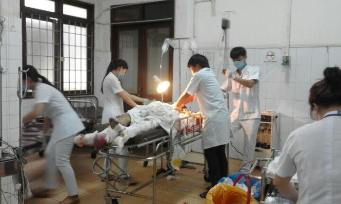 Các nạn nhân trong vụ tai nạn giao thông ở Đắk Mil, Đắk Nông chiều 2-5 đang được cấp cứu tại Bệnh viện đa khoa tỉnh Đắk Lắk - Ảnh: Lĩnh Hồng