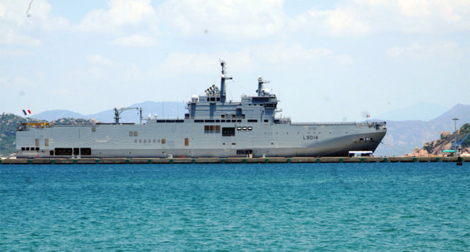 Chiến hạm Tonnerre khi vừa cập Cảng quốc tế Cam Ranh sáng 2-5-2016 - Ảnh: Phan Sông Ngân