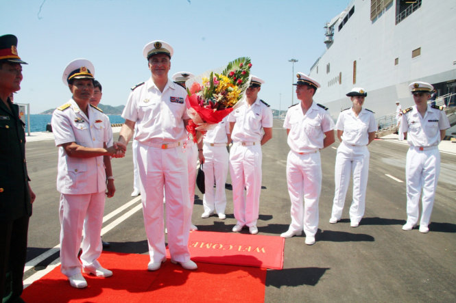Đại tá Hải quân VN (trái) bắt tay đại tá Hải quân Pháp Laurent Sudrat- chỉ huy chiến hạm Tonnerre tại vịnh Cam Ranh sáng 2-5-2016  -Ảnh: Phan Sông Ngân