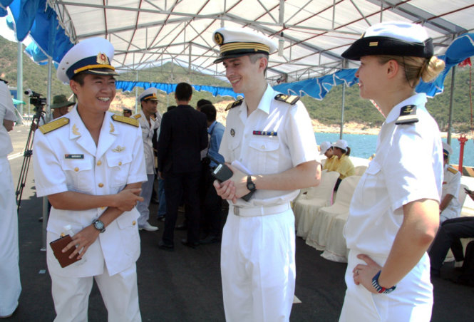 Các sĩ quan trẻ của Hải quân VN (trái) và Hải quân Pháp cùng trao đổi tại vịnh Cam Ranh  -Ảnh: Phan Sông Ngân