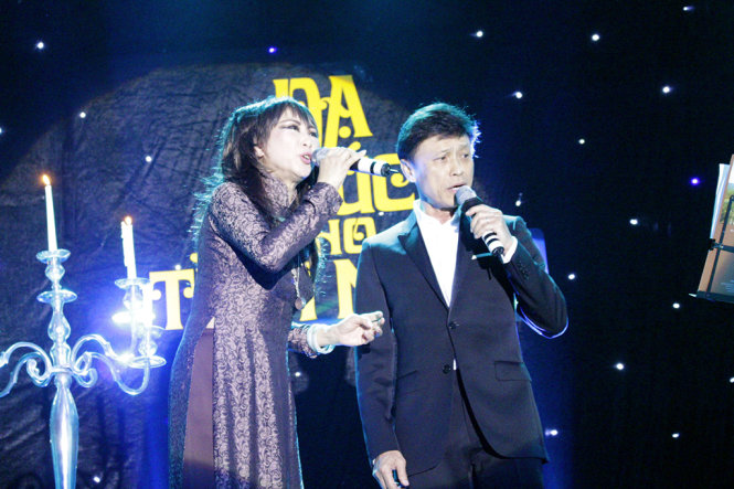 Ca sĩ Lê Uyên biểu diễn cùng ca sĩ Tuấn Ngọc trong “Dạ khúc cho tình nhân” - Ảnh: C.Thành