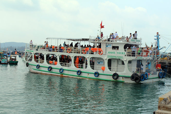 Du thuyền chuẩn bị rời cảng An Thới đưa khách tham quan các đảo phía nam - Ảnh: Duy Khánh