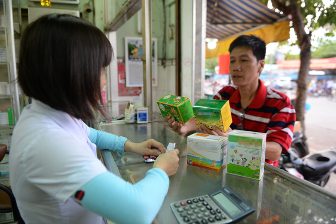 Người dân mua các loại thực phẩm chức năng theo đơn của bác sĩ tại một hiệu thuốc ở TP.HCM - Ảnh: Hữu Khoa