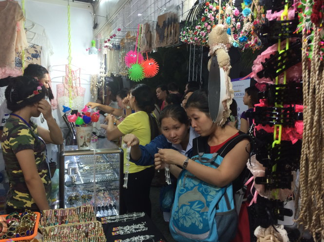 Người dân mua hàng tại hội chợ hàng Thái tổ chức ở nhà thi đấu Nguyễn Du (TP.HCM) - Ảnh: D.Tuấn