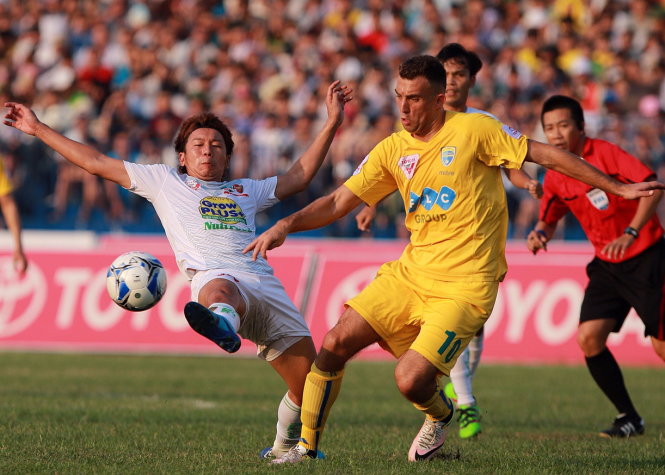 Một pha bóng trong trận HAGL (trái) thua Thanh Hóa 1-2 - Ảnh: Nam Khánh
