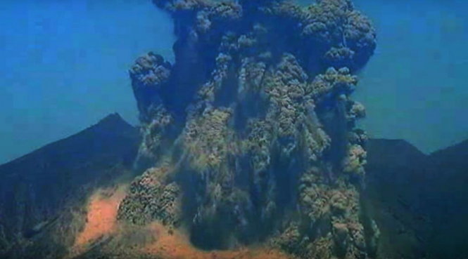 Khoảnh khắc núi lửa Sakurajima phun hôm 30-4 - Ảnh chụp từ video clip