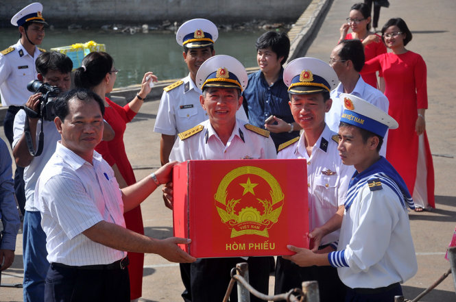 Chuyển thùng phiếu lên tàu ra biển tổ chức bầu cử sớm - Ảnh: Đông Hà