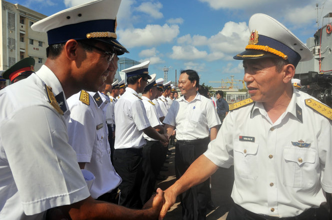 Đại tá Trương Công Thế- phó Chính ủy Bộ Tư lệnh Vùng 2 Hải quân động viên các chiến sỹ hải quân làm nhiệm vụ bầu cử trên biển trước giờ lên đường - Ảnh: Đông Hà
