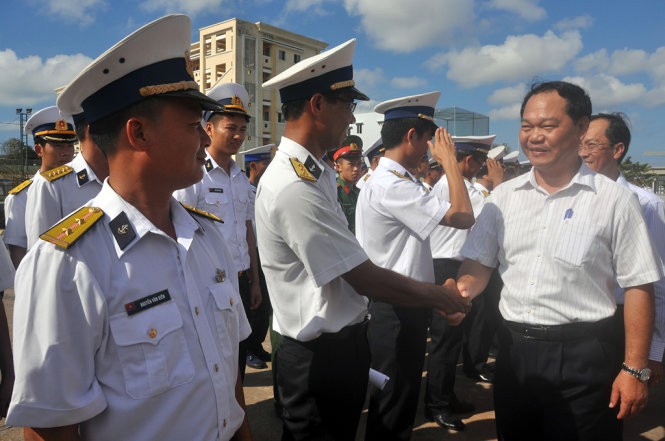 Ông Mai Ngọc Thuận, Bí thư thành ủy Vũng Tàu động viên các chiến sỹ hải quân trước giờ lên đường làm nhiệm vụ tổ chức bầu cử trên biển - Ảnh: Đông Hà