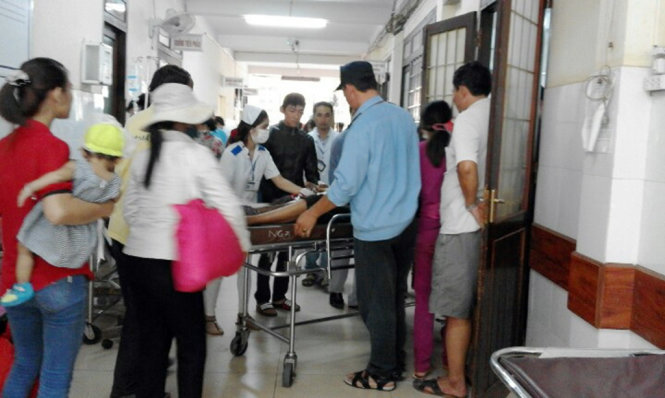 Nạn nhân được đưa đi cấp cứu tại Bệnh viện đa khoa tỉnh Đắk Lắk. Ảnh chụp lúc 15g30 chiều 2-5 - Ảnh: Lĩnh Hồng
