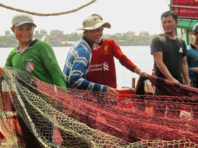 Sau khi bán hết cá, ngư dân xã Bảo Ninh (TP Đồng Hới) chuẩn bị lưới để tiếp tục ra khơi - Ảnh: Lam Giang
