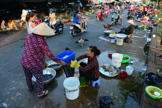 Gà được vặt lông, chế biến tại chỗ bán cho người dân ở chợ tạm trên đường Nguyễn Ngọc Phương, Q.Bình Thạnh, TP.HCM - Ảnh: Quang Định