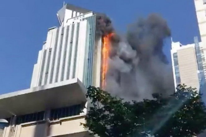 Một phía tòa nhà bị nọn lửa bao trùm - Ảnh chụp từ video clip
