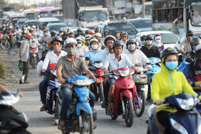 Dòng xe bị ùn ứ đoạn vừa qua cầu Bình Điền hướng từ Long An về TP.HCM - Ảnh: Lê Phan