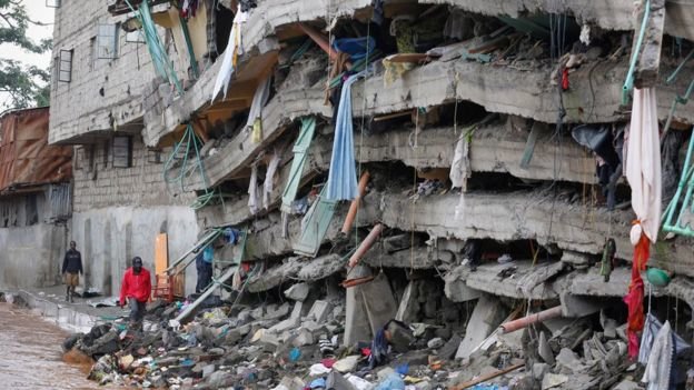 Hàng chục người vẫn đang mắc kẹt trong đống đổ nát của tòa nhà bị sập ở thủ đô Nairobi của Kenya - Ảnh: EPA