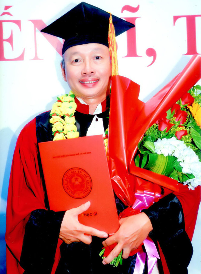 Ông Vũ Hùng Cường nhận bằng thạc sĩ ở tuổi 61 - Ảnh: NVCC