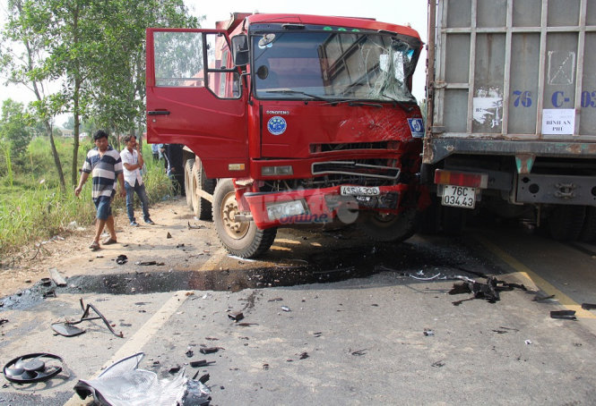 Đầu một chiếc xe tải bẹp dúm sau cú va chạm - Ảnh: Trần Mai