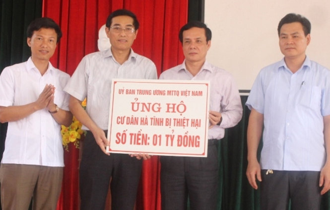 Ủy ban MTTQ VN trao tặng 1 tỉ đồng cho tỉnh Hà Tĩnh để giúp đỡ ngư dân khắc phục khó khăn, ổn định cuộc sống - Ảnh: Hạnh Nguyên