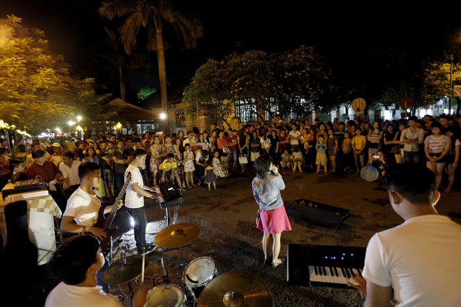 Chương trình Âm nhạc lễ hội của nhóm Fipor - Ngũ Nhím tại phố đi bộ ven sông Hương thu hút đông người xem tối 2-5 - Ảnh: Nguyễn Thượng Hiển