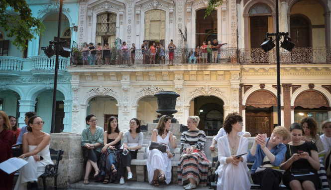 Dù không được chính thức tham dự nhưng người dân Cuba vẫn có thể coi show Chanel từ ban công nhà - Ảnh: CNN