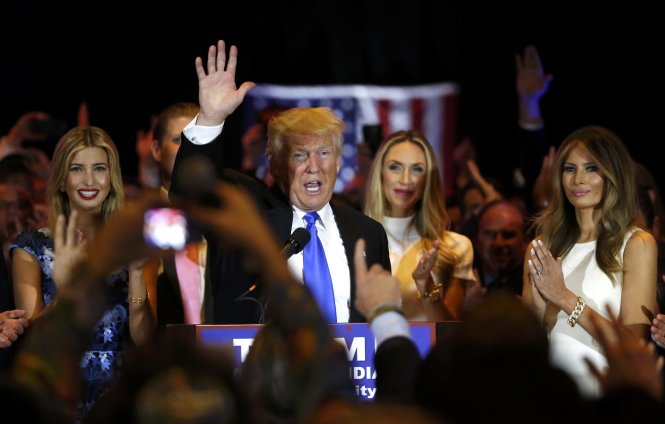Ông Trump chào người ủng hộ sau chiến thắng vang dội ở Indiana và đối thủ Ted Cruz bỏ cuộc. Ảnh: Reuters