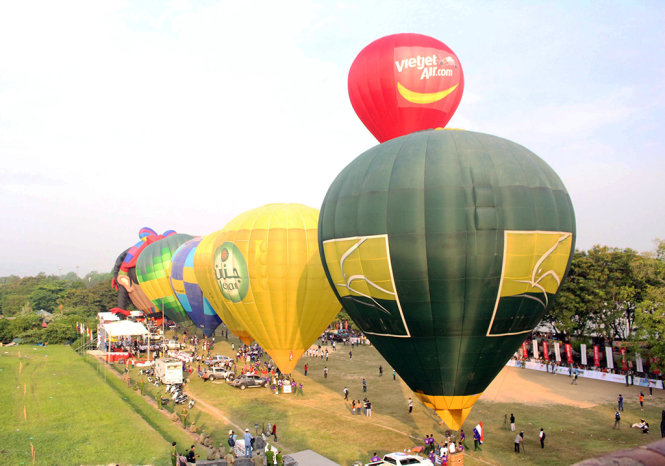 Khinh khí cầu đầu tiên bay lên bầu trời đất Huế - Ảnh: Xuân Đào