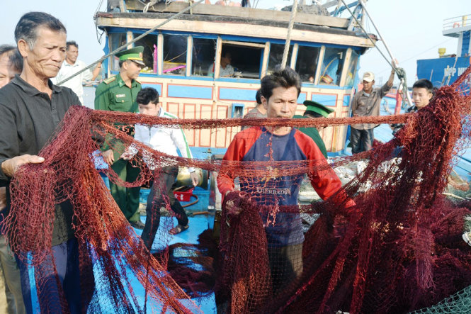 Tàu cá ngư dân Quảng Nam bị tàu hải cảnh Trung Quốc cướp phá, cắt lưới vào tháng 3-2016 - Ảnh: LÊ TRUNG