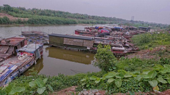 Những chiếc thuyền neo đậu trên sông Hồng, đoạn Tứ Liên - Tây Hồ, Hà Nội   - Ảnh: Việt Dũng
