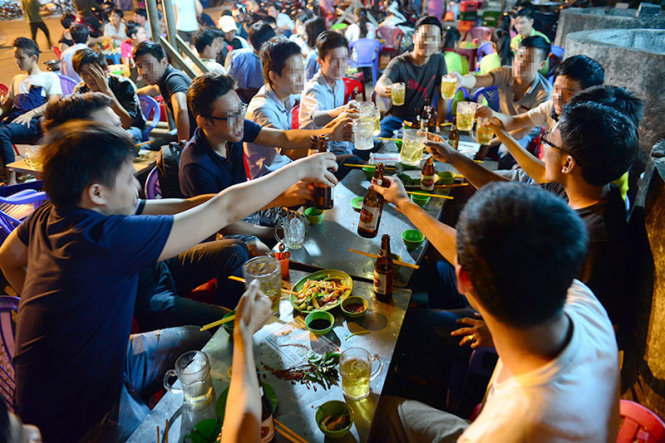 Bạn trẻ uống bia trong khu vực làng đại học Thủ Đức, TP.HCM - Ảnh: Quang Định
