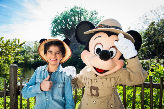 Hình ảnh nhí nhảnh đúng độ tuổi của Neel Sethi ngoài đời - Ảnh: The Disney Blog