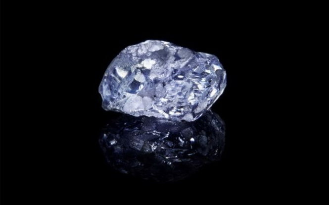 Argyle Violet khi còn thô nặng đến 9,17 carat, là viên kim cương tím thô lớn nhất từng được phát hiện - Ảnh: AFP