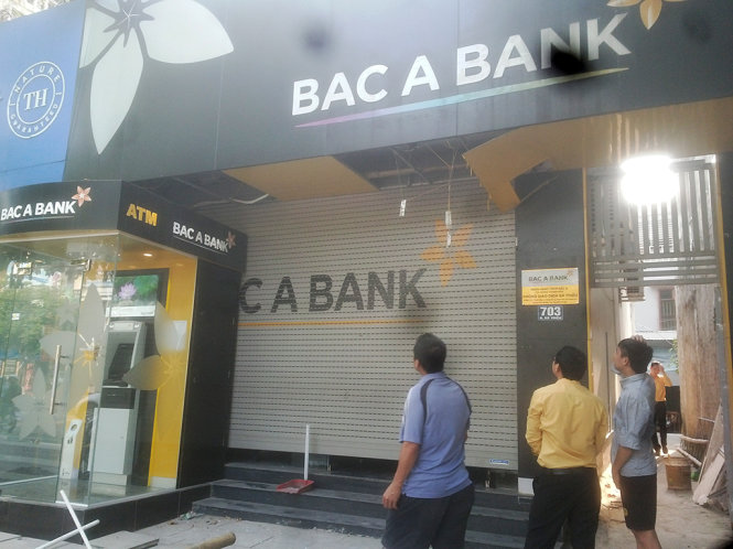 Hiện trường vụ tai nạn làm một bảo vệ ngân hàng tử vong sáng 4-5 - Ảnh: Hà Đồng.