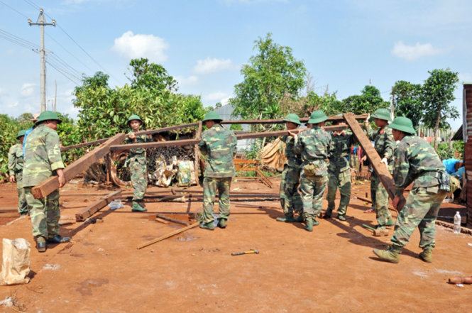 Cán bộ, chiến sĩ Lữ đoàn 234 (Quân đoàn 3) giúp nhân dân xã Ia Pết, huyện Đắc Đoa, tỉnh Gia Lai dựng lại nhà sau trận lốc xoáy