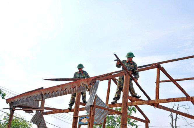 Cán bộ, chiến sĩ Lữ đoàn 234 (Quân đoàn 3) giúp nhân dân xã Ia Pết, huyện Đắc Đoa, tỉnh Gia Lai dựng lại nhà sau trận lốc xoáy