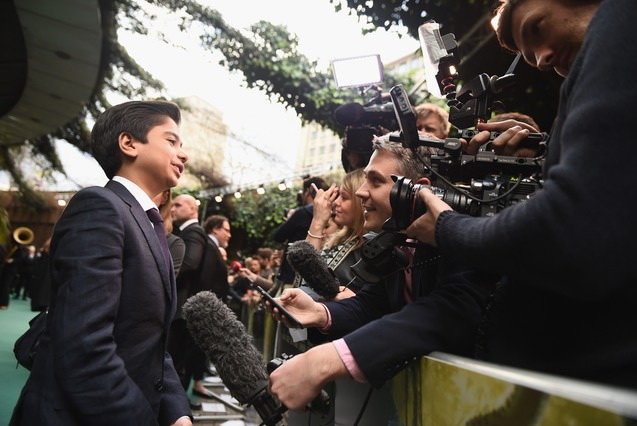 Neel Sethi trả lời cánh phóng viên hôm 13 tháng 4 tại London, Anh - Ảnh Getty Images